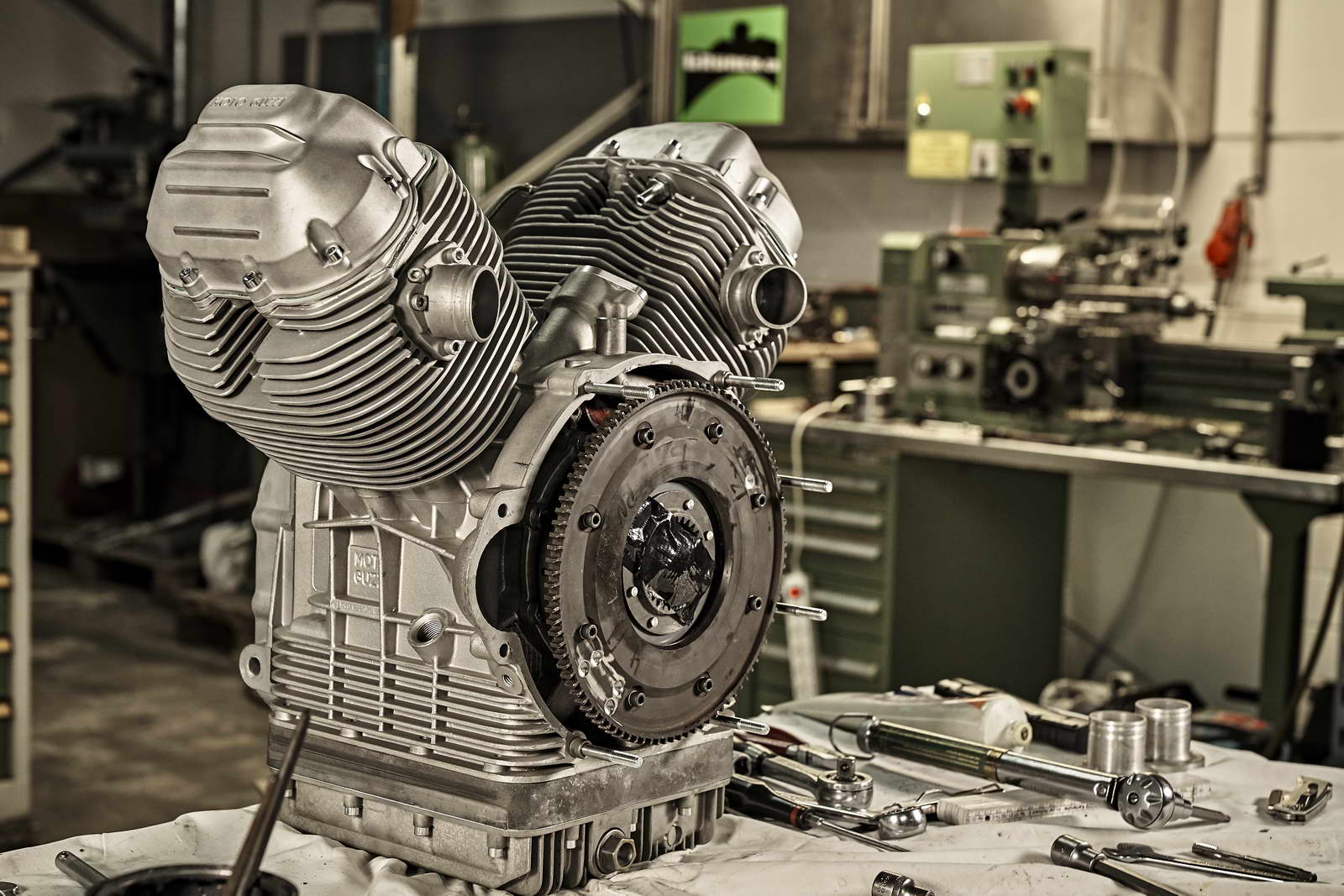 Guzzi Motor Zusammenbau René Nesselhauf